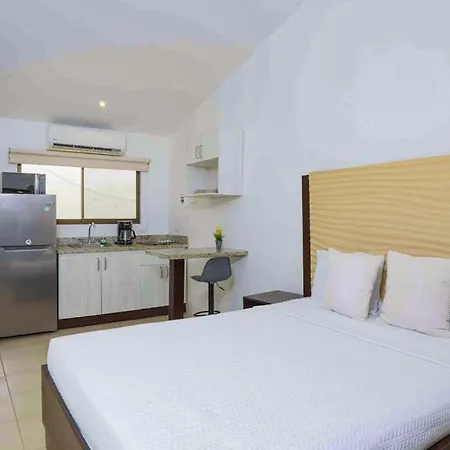 Ground-Floor Studio W/ Pool Access, Walk To Beach!