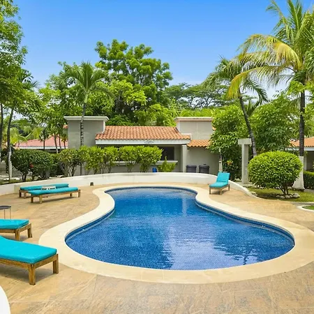 Ground-Floor Studio W/ Pool Access, Walk To Beach!