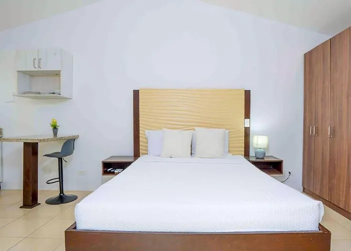 Ground-Floor Studio W/ Pool Access, Walk To Beach! *