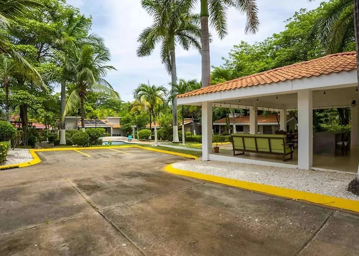 Ground-Floor Studio W/ Pool Access, Walk To Beach! * Coco
