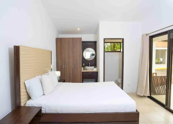 Ground-Floor Studio W/ Pool Access, Walk To Beach!