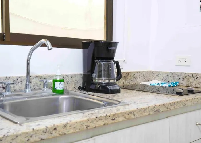Ground-Floor Studio W/ Pool Access, Walk To Beach!