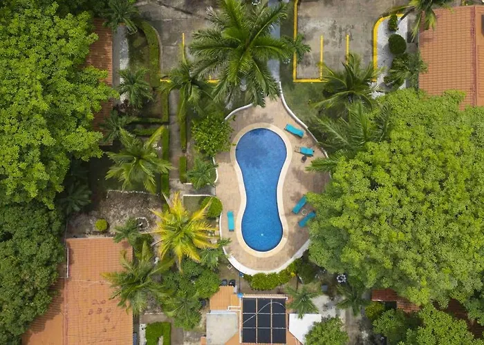 Ground-Floor Studio W/ Pool Access, Walk To Beach!