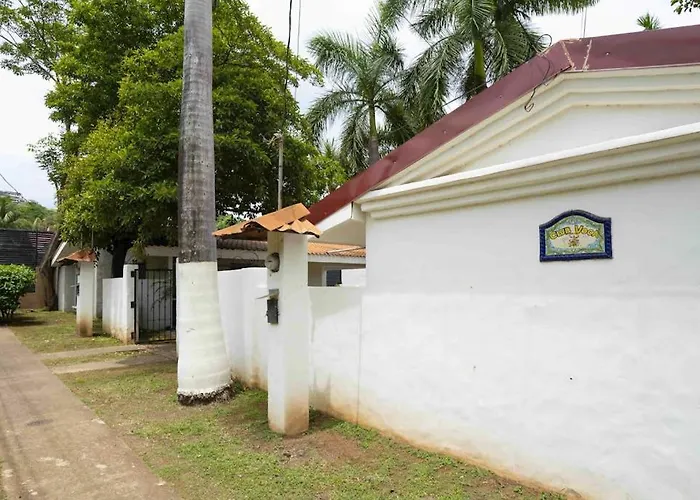 Ground-Floor Studio W/ Pool Access, Walk To Beach! Apartamento